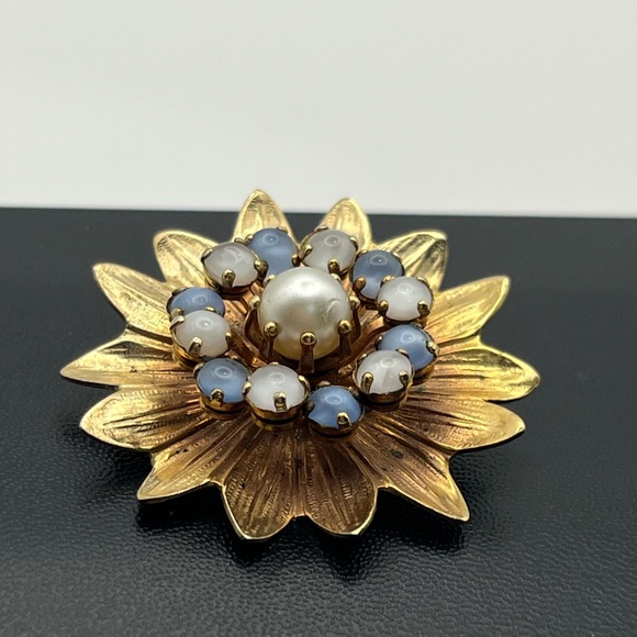Gold tone blue rhinestone faux pearl flower brooch pin vintage - Picture 3 of 13